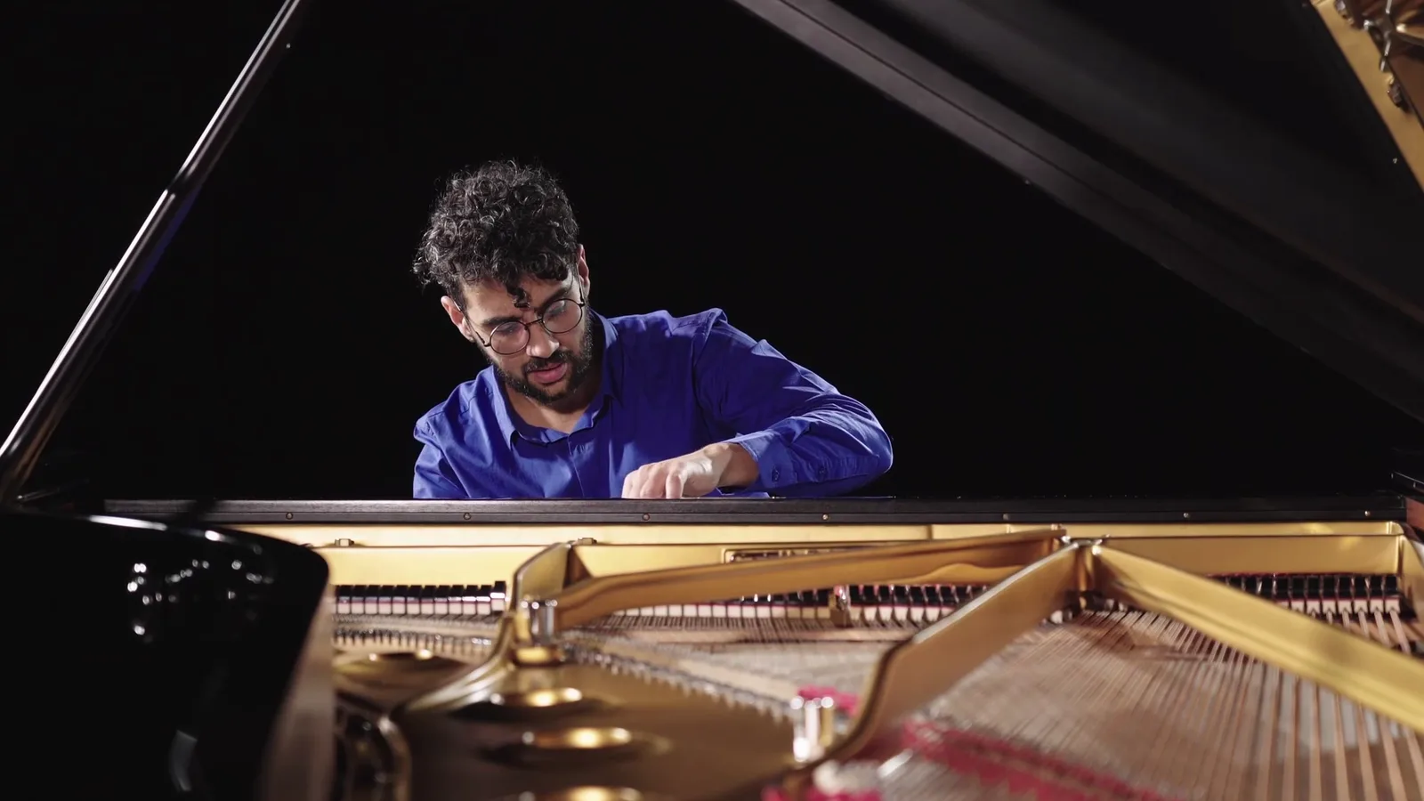 Javier Toledo interpretando repertorio pianístico uruguayo